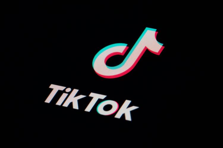 Tiktok Beauty Industry Earthquake: High School Students Invent 'Glue Eyebrow Drawing' Technique 